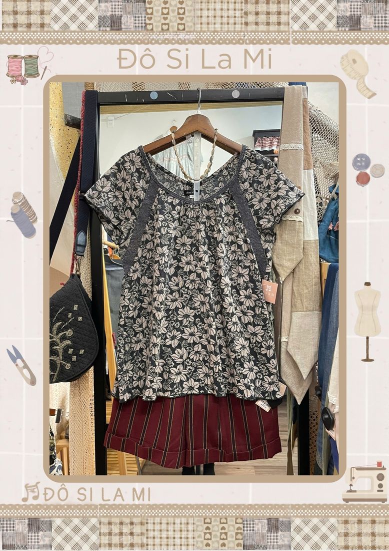 Áo hoa nhí đen trắng phối quần short đỏ đô